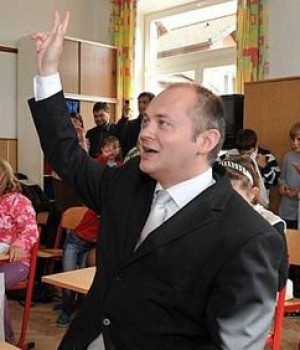 Funkcí jako dní v měsíci. JUDr. Haszek Mihály je Bůh.